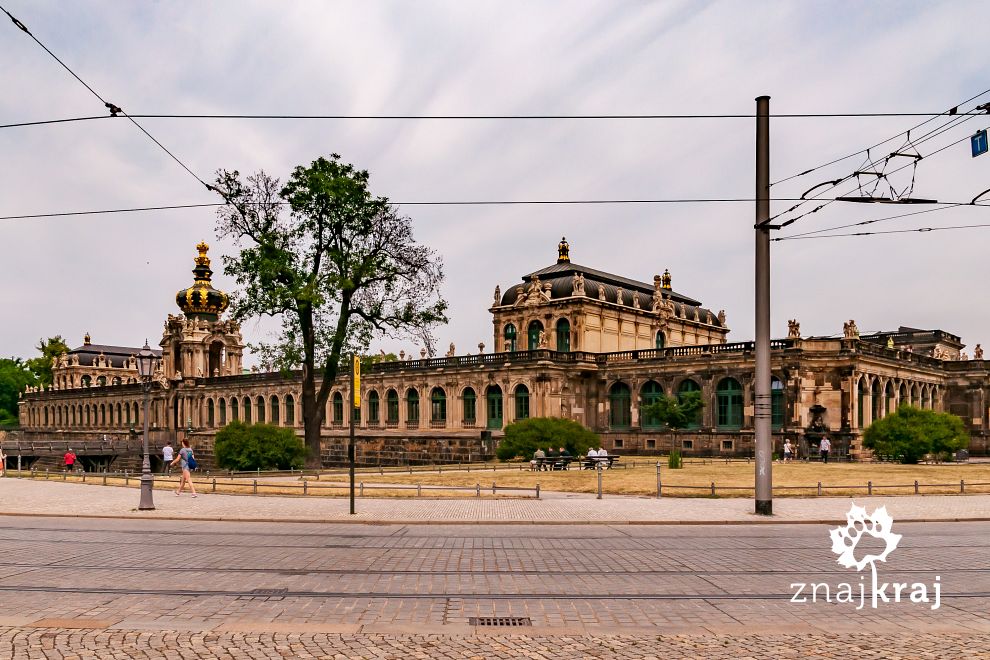Zwinger w Dreźnie, z lewej strony Brama Koronna