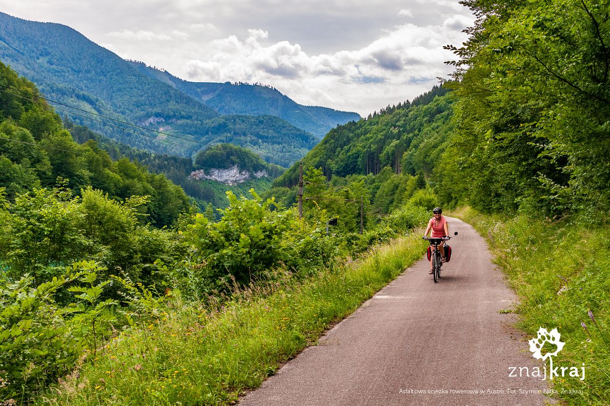 Asfaltowa ścieżka rowerowa w Austrii