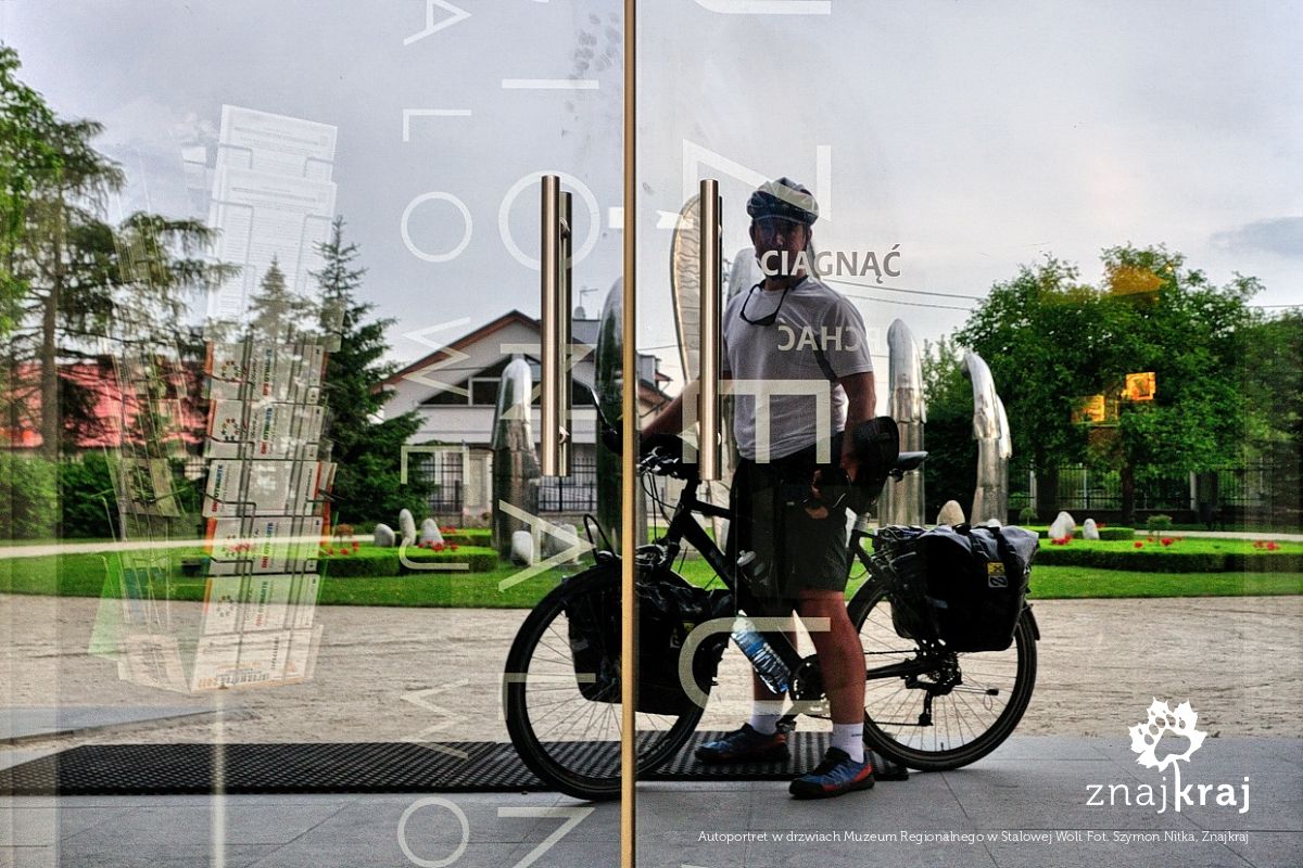 Autoportret w drzwiach Muzeum Regionalnego w Stalowej Woli