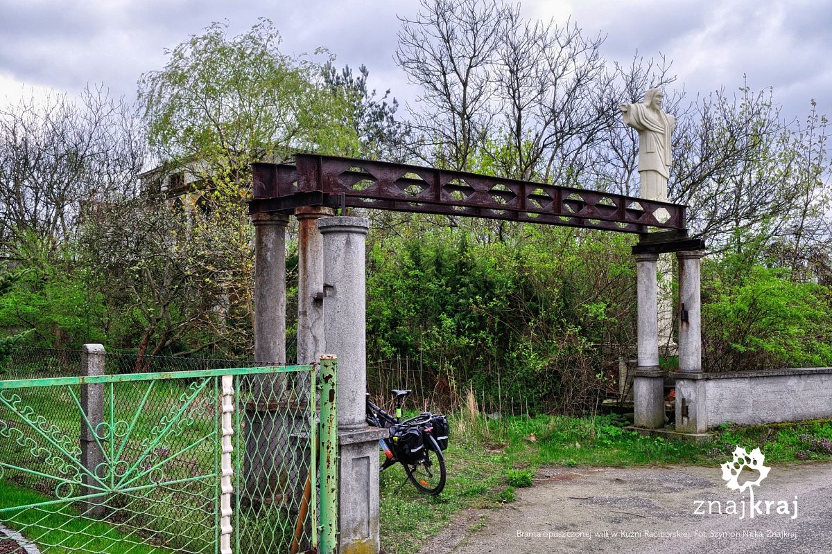 Brama opuszczonej willi w Kuźni Raciborskiej Brama opuszczonej willi w Kuźni Raciborskiej