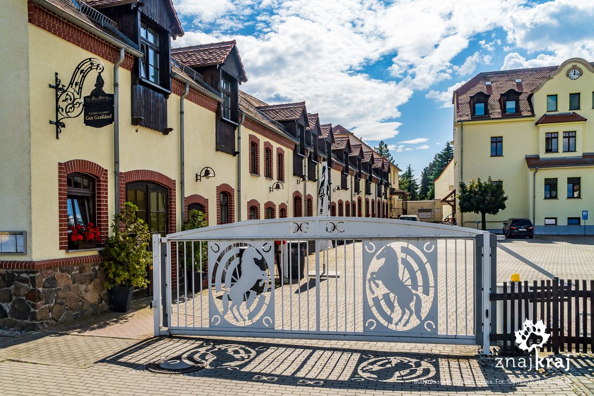 Budynki stadniny koło Lipska