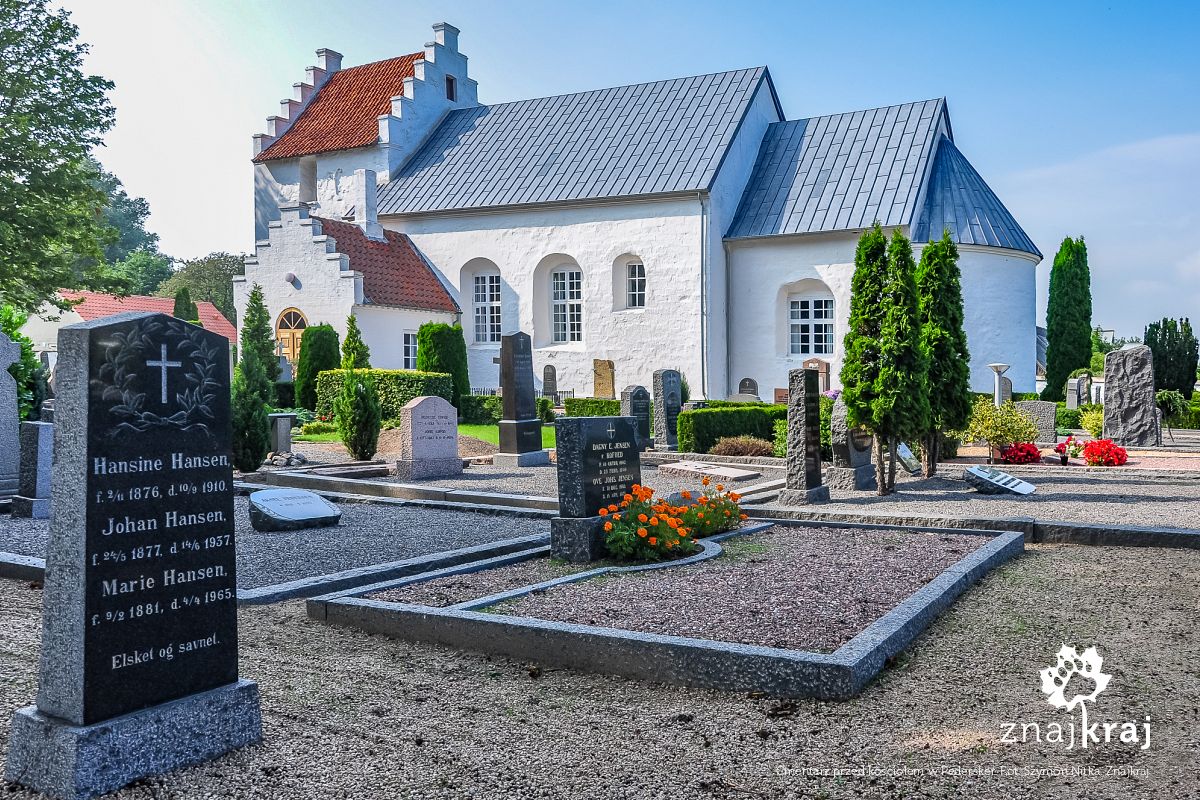 Cmentarz przed kościołem w Pedersker