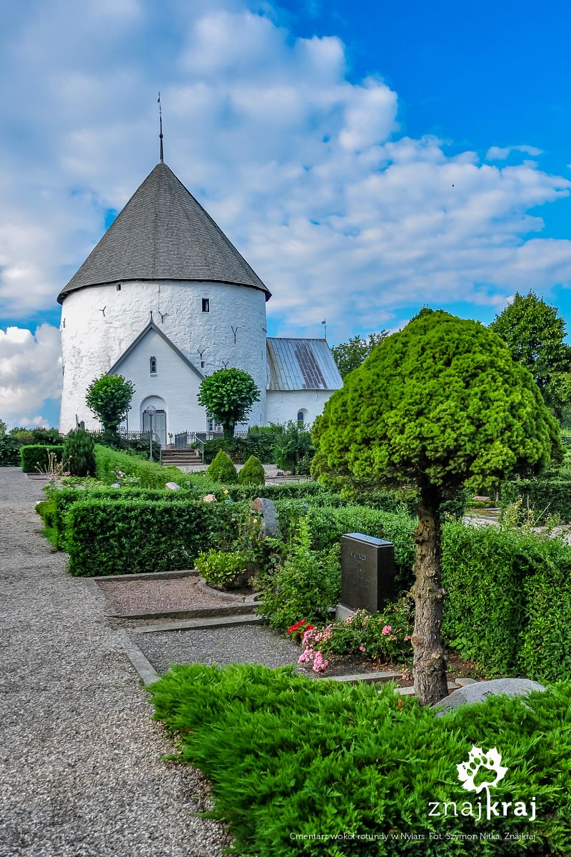 Cmentarz wokół rotundy w Nylars