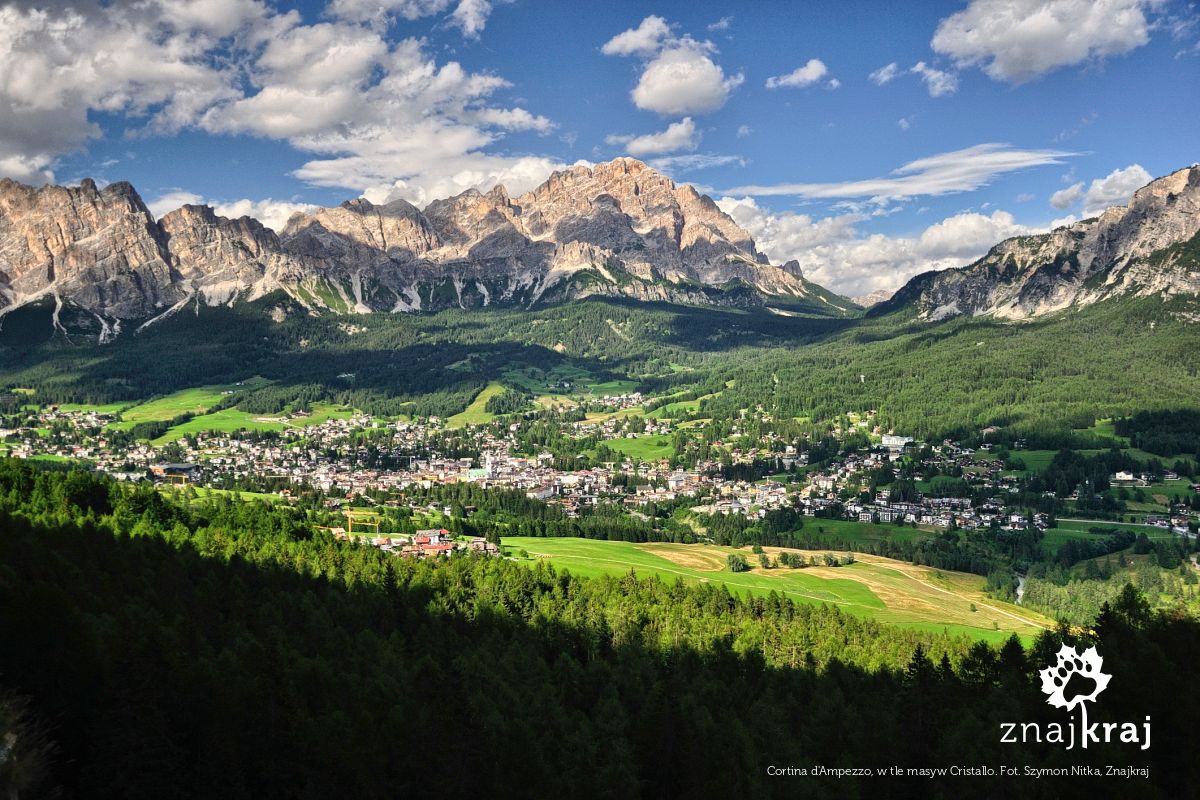 Cortina d'Ampezzo, w tle masyw Cristallo