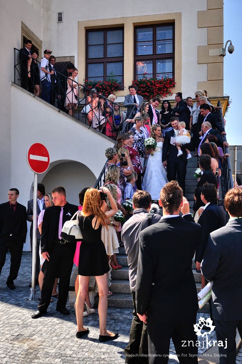 Czeski zwyczaj? Szpaler na schodach urzędu stanu cywilnego Czeski zwyczaj? Szpaler na schodach urzędu stanu cywilnego
