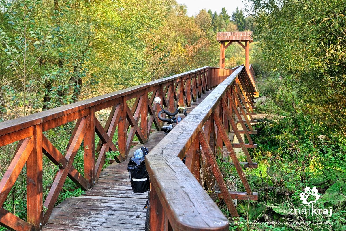 Długi, drewniany most rowerowy na Bystrzycy