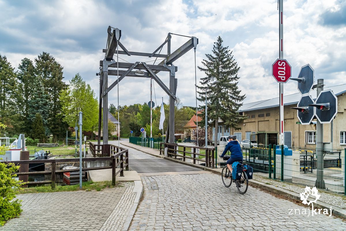 Drewniany most zwodzony w Neuhaus nad Sprewą
