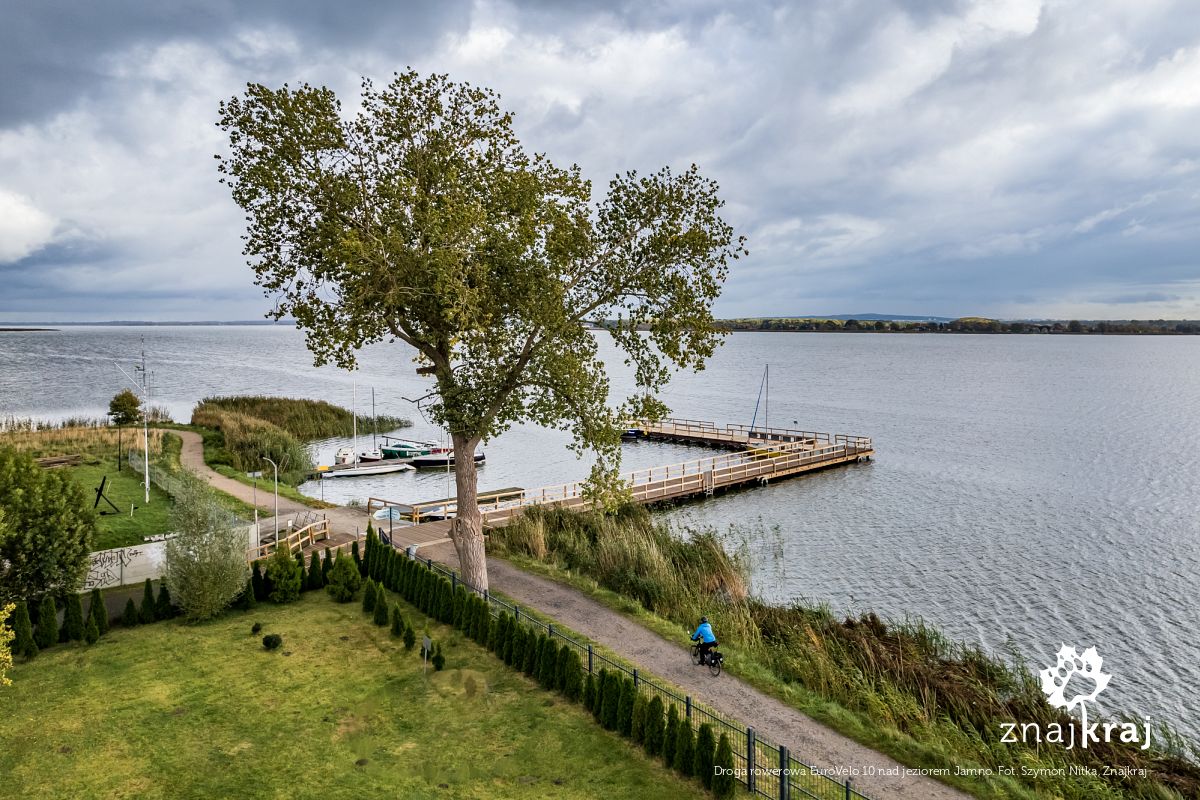 Droga rowerowa EuroVelo 10 nad jeziorem Jamno