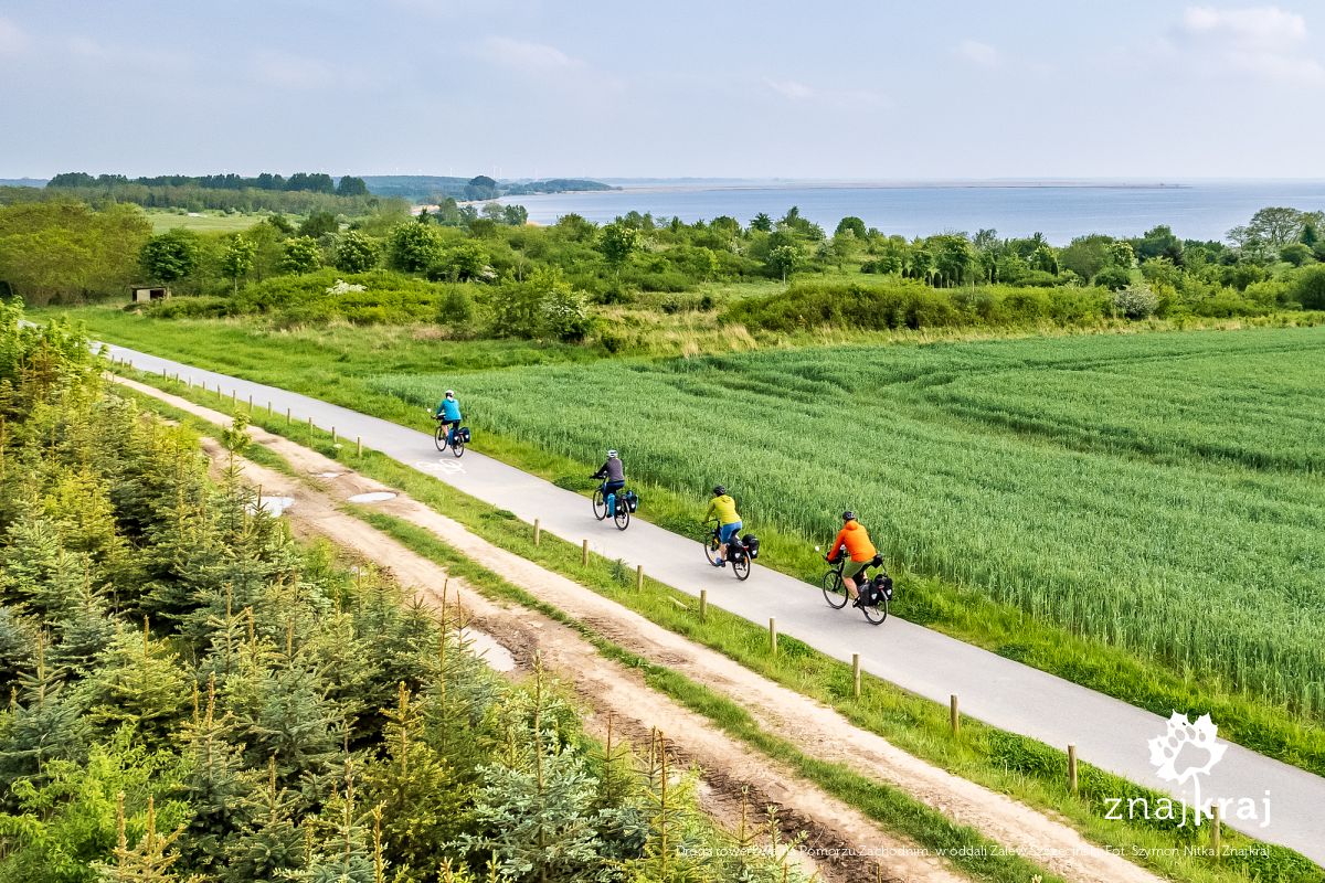 Droga rowerowa na Pomorzu Zachodnim, w oddali Zalew Szczeciński
