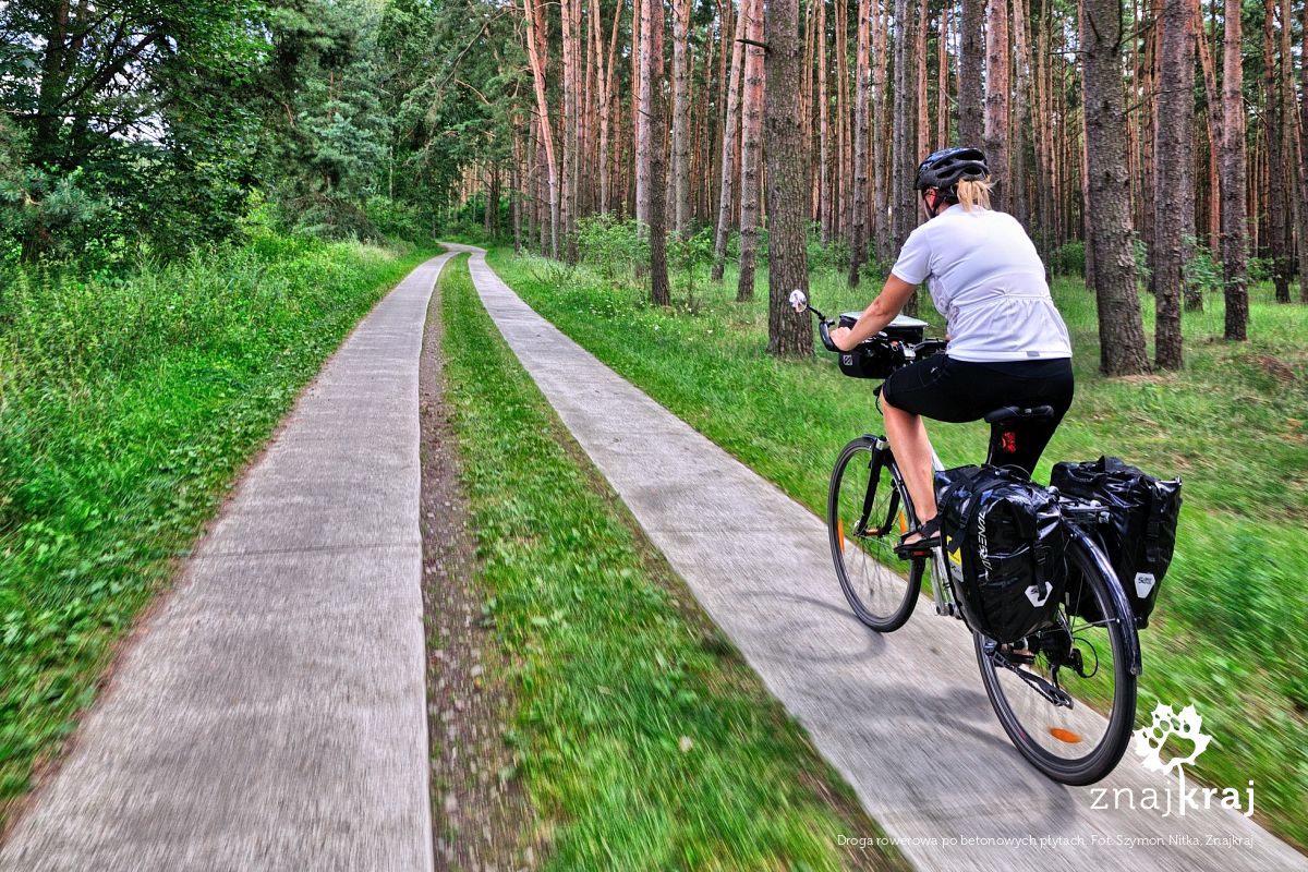 Droga rowerowa po betonowych płytach