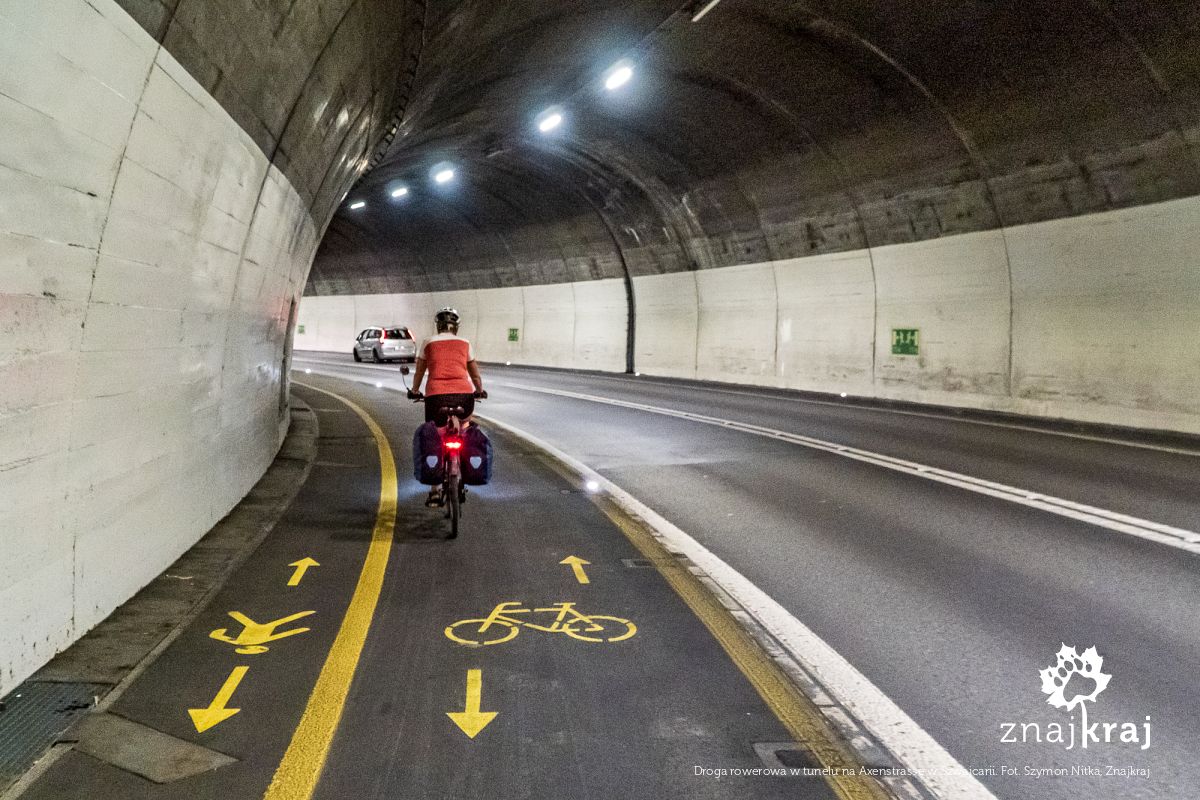 Droga rowerowa w tunelu na Axenstrasse w Szwajcarii