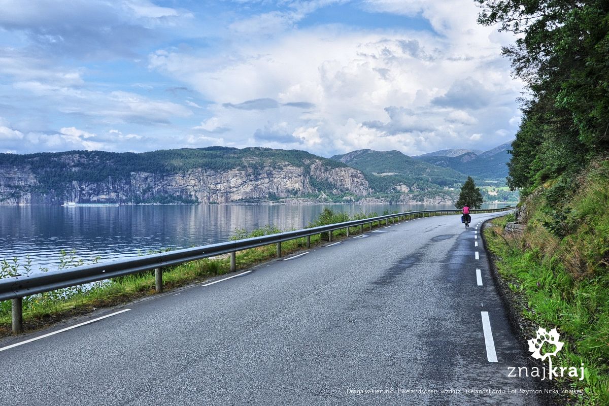 Droga w kierunku Eikelandsosen, wzdłuż Eikelandsfjordu
