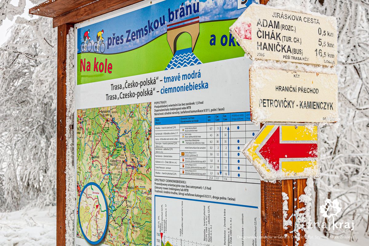 Drogowskaz szlaków w Górach Orlickich