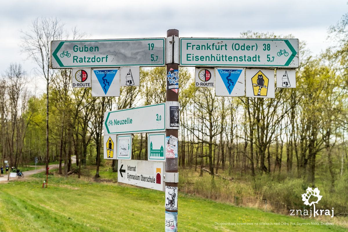 Drogowskazy rowerowe na szlakach nad Odrą
