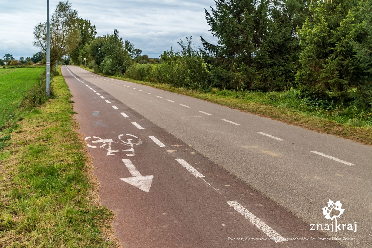Dwa pasy dla rowerów, jeden dla samochodów