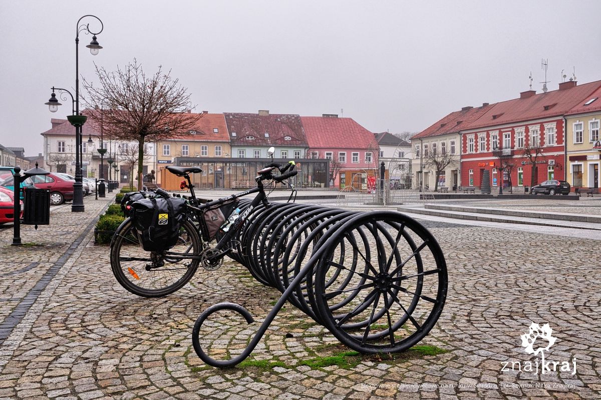 Efektowne stojaki rowerowe na runku w Sieradzu Efektowne stojaki rowerowe na runku w Sieradzu