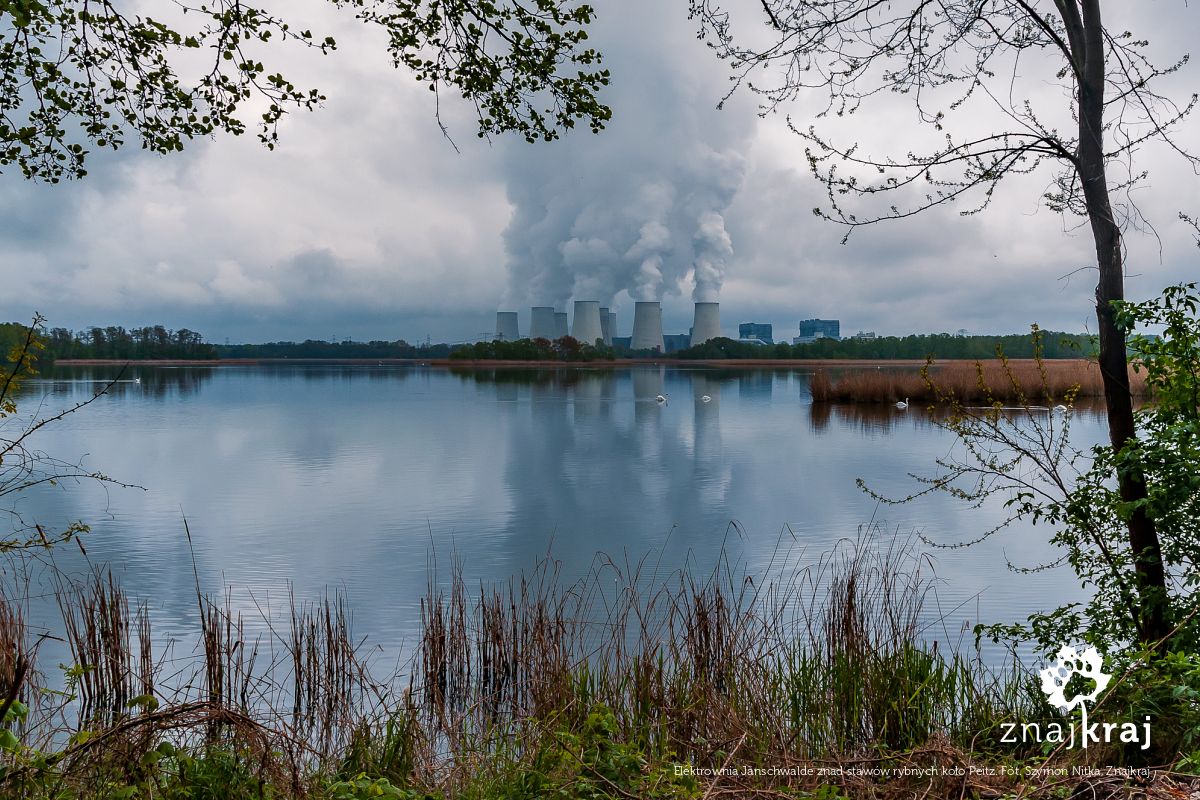 Elektrownia Jänschwalde znad stawów rybnych koło Peitz