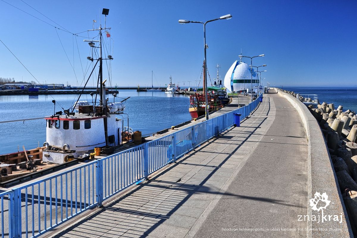 Falochron helskiego portu, w oddali kapitanat Falochron helskiego portu, w oddali kapitanat