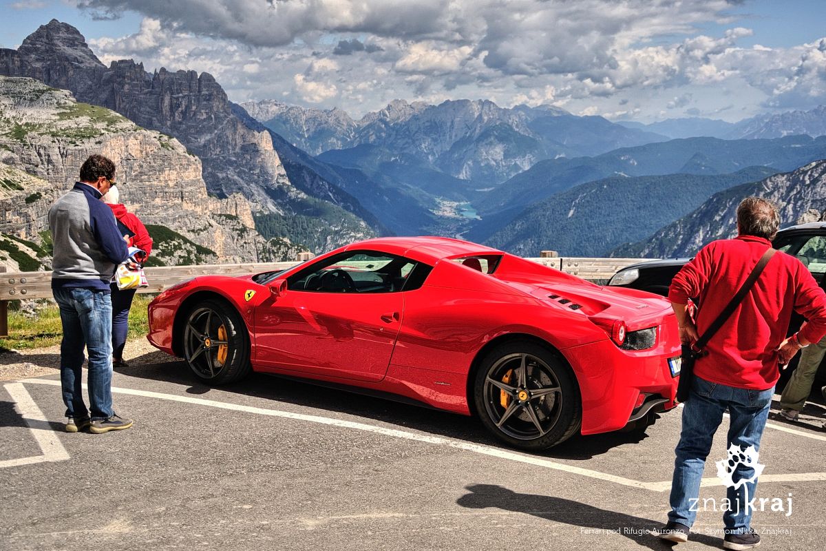 Ferrari pod Rifugio Auronzo Ferrari pod Rifugio Auronzo