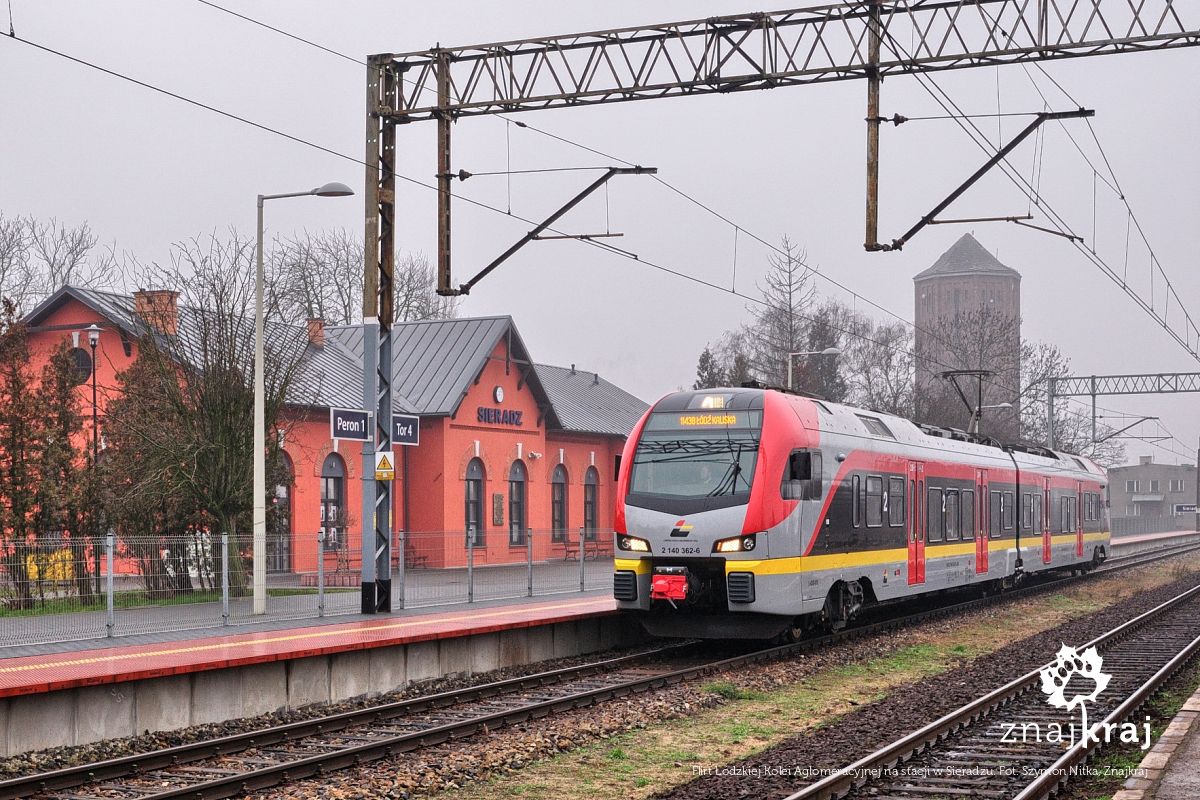 Flirt Łódzkiej Kolei Aglomeracyjnej na stacji w Sieradzu Flirt Łódzkiej Kolei Aglomeracyjnej na stacji w Sieradzu