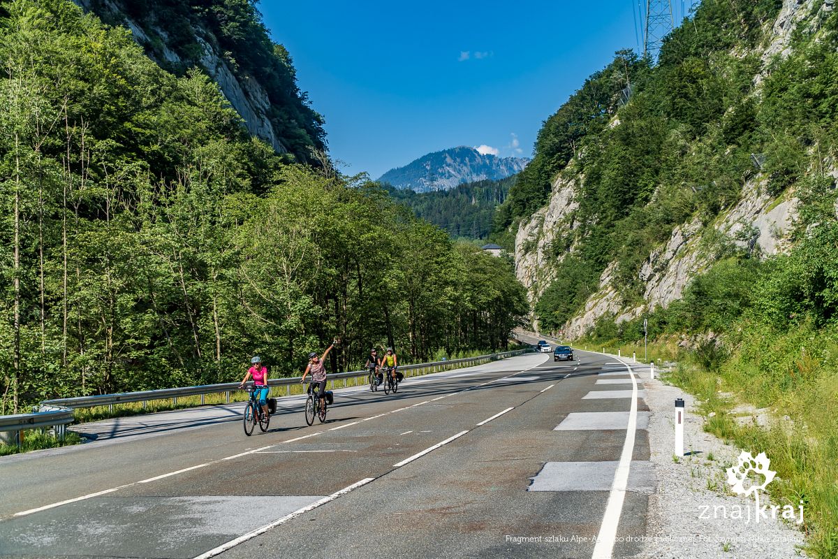 Fragment szlaku Alpe-Adria po drodze publicznej