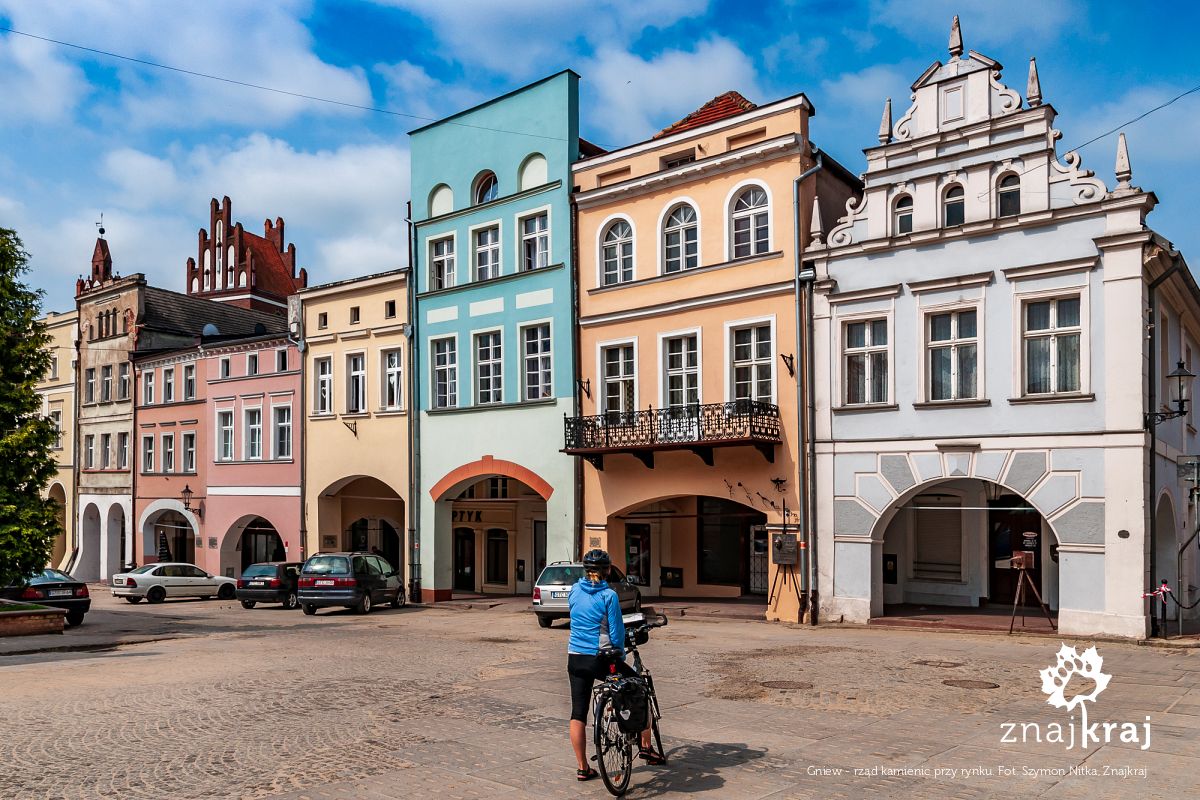 Gniew - rząd kamienic przy rynku