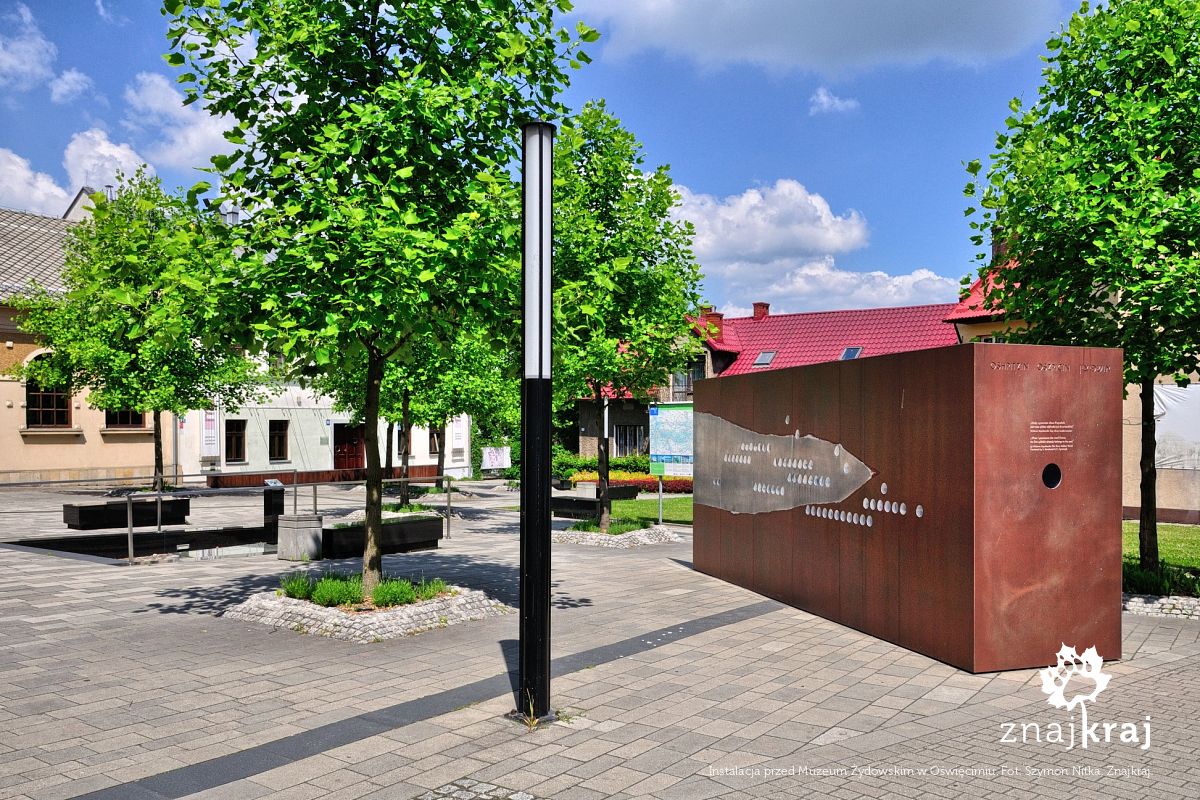 Instalacja przed Muzeum Żydowskim w Oświęcimiu