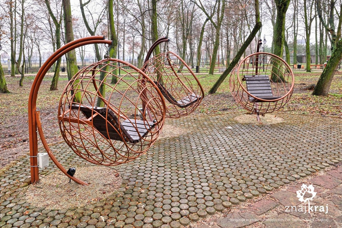 Instalacje w parku w Poddębicach Instalacje w parku w Poddębicach