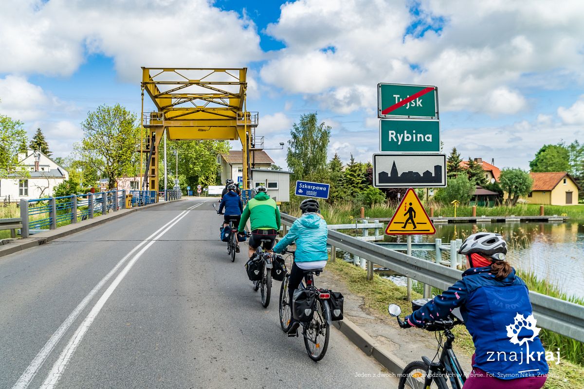 Jeden z dwóch mostów zwodzonych w Rybinie