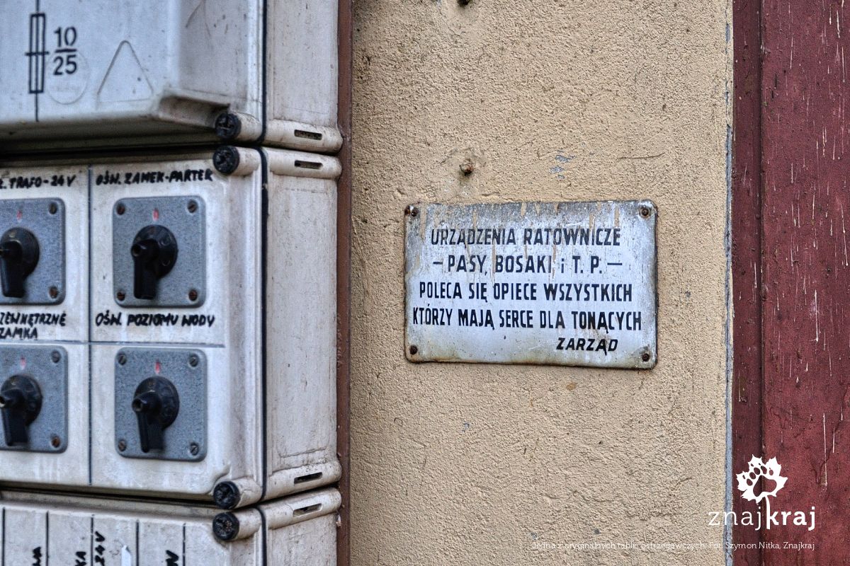Jedna z oryginalnych tablic ostrzegawczych Jedna z oryginalnych tablic ostrzegawczych