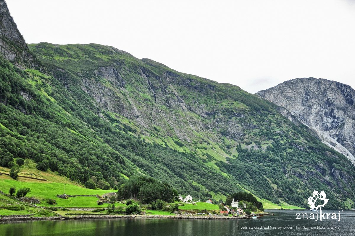 Jedna z osad nad Naeroyfjordem Jedna z osad nad Naeroyfjordem