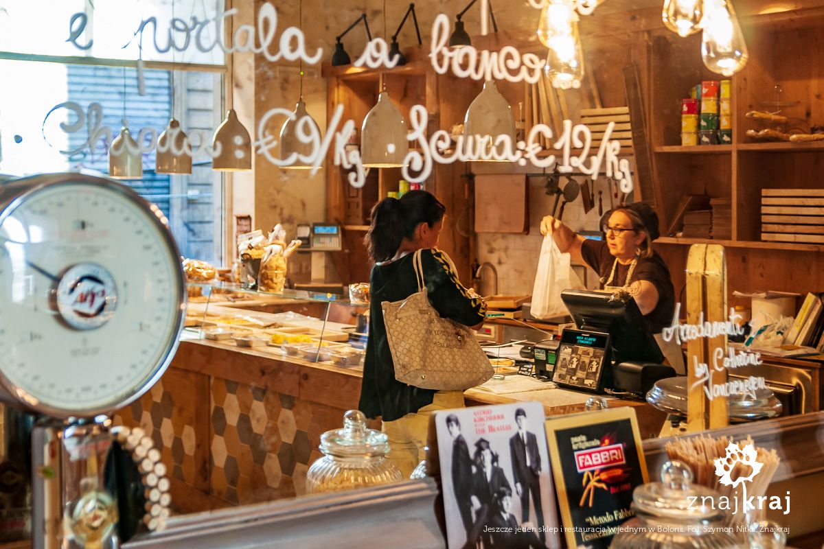 Jeszcze jeden sklep i restauracja w jednym w Bolonii