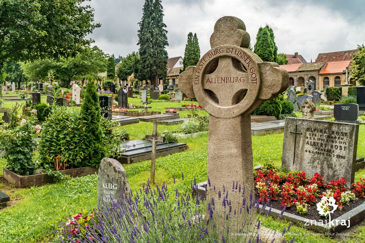 Kamienny krzyż na cmentarzu w Ansbach