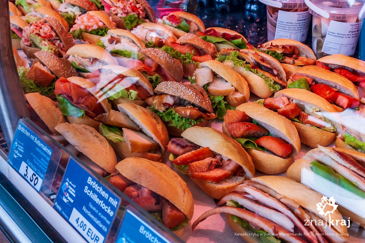 Kanapki z rybą w porcie w Warnemünde