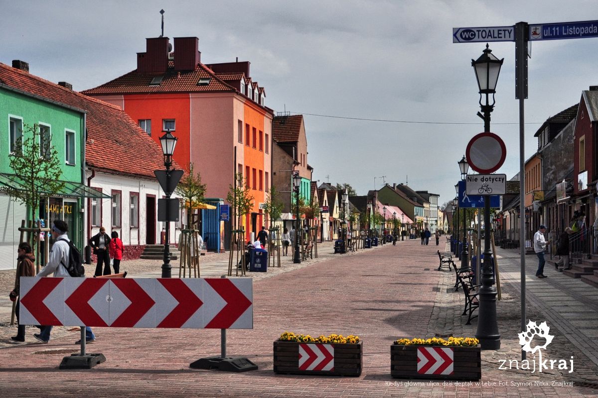 Kiedyś główna ulica, dziś deptak w Łebie Kiedyś główna ulica, dziś deptak w Łebie