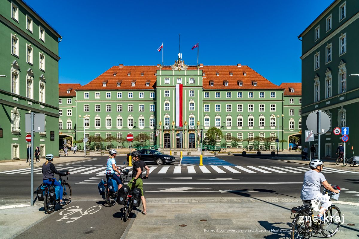 Koniec drogi rowerowej przed Urzędem Miasta Szczecin