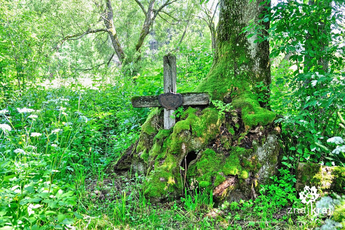 Krzyż na cmentarzu w Łupkowie