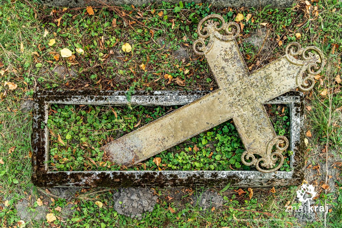Krzyż na mennonickim cmentarzu