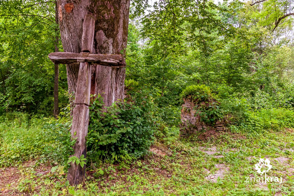 Krzyż pod cerkwią w Piątkowej