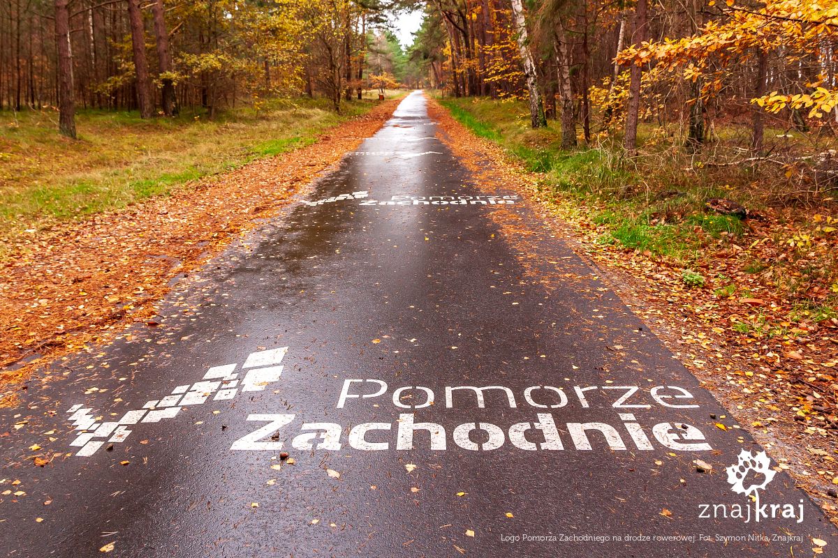 Logo Pomorza Zachodniego na drodze rowerowej