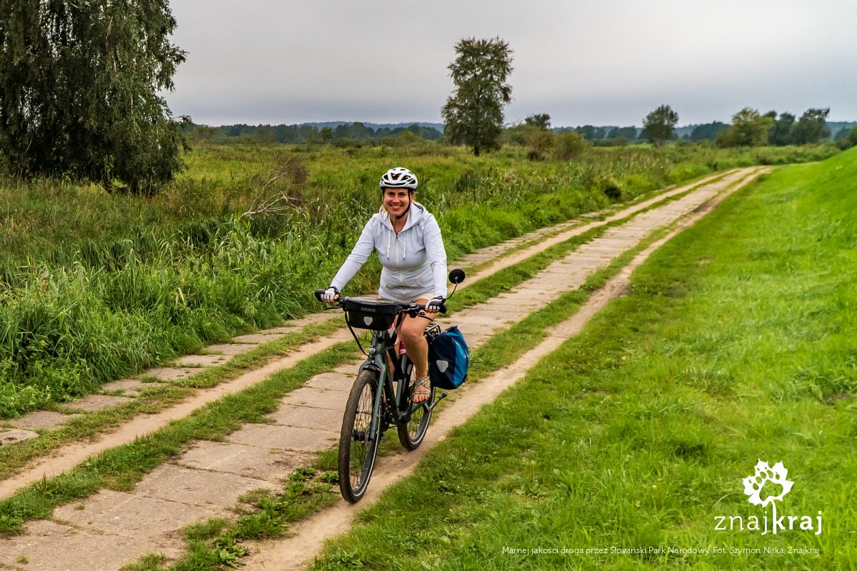 Marnej jakości droga przez Słowiński Park Narodowy