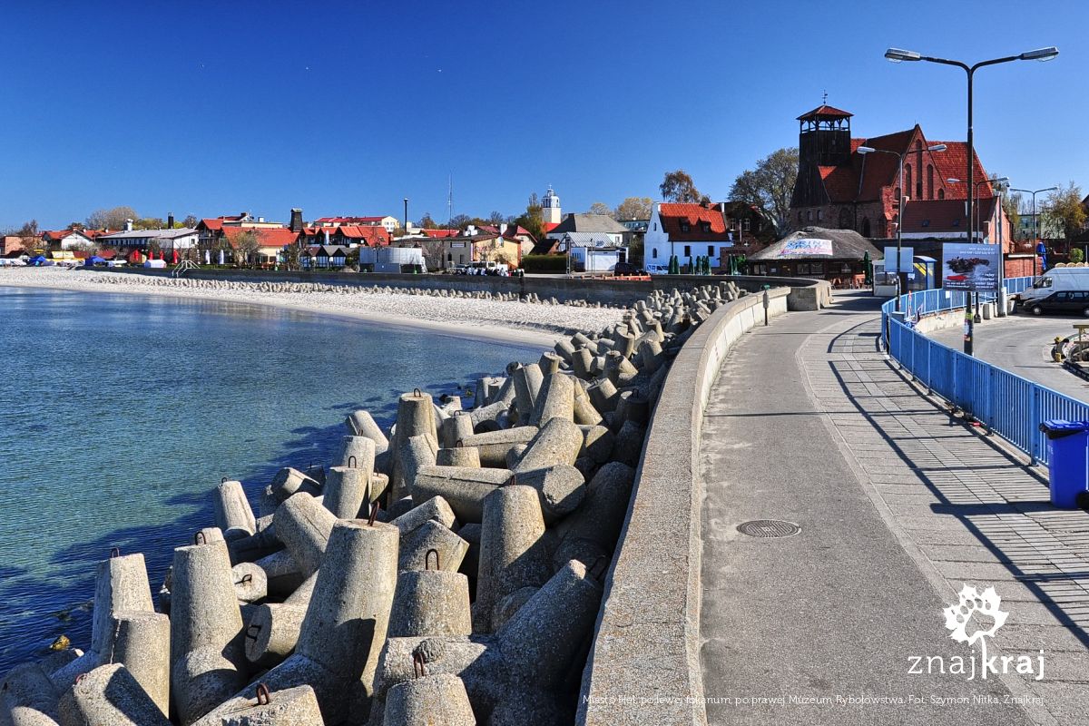 Miasto Hel, po lewej fokarium, po prawej Muzeum Rybołówstwa Miasto Hel, po lewej fokarium, po prawej Muzeum Rybołówstwa
