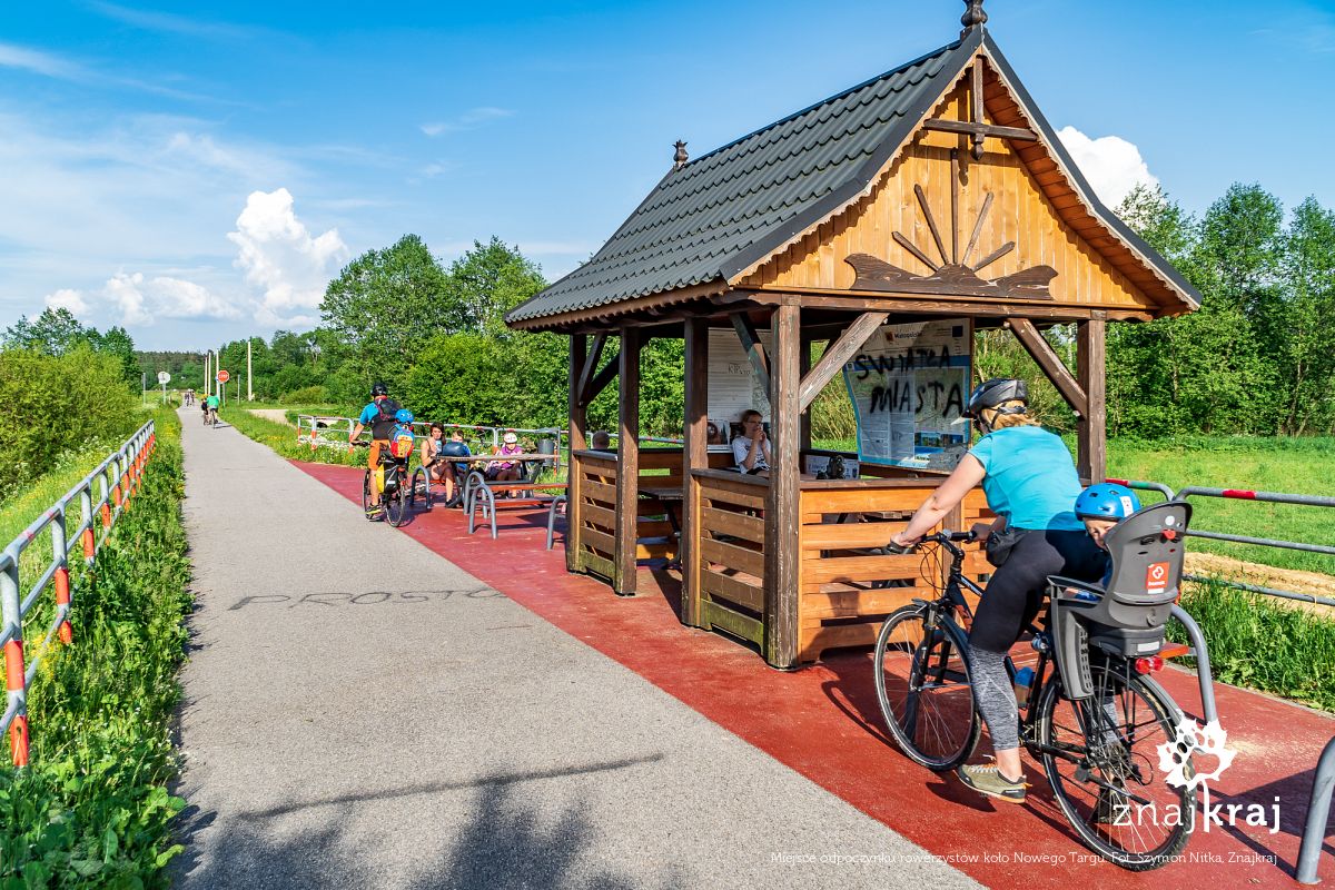 Miejsce odpoczynku rowerzystów koło Nowego Targu