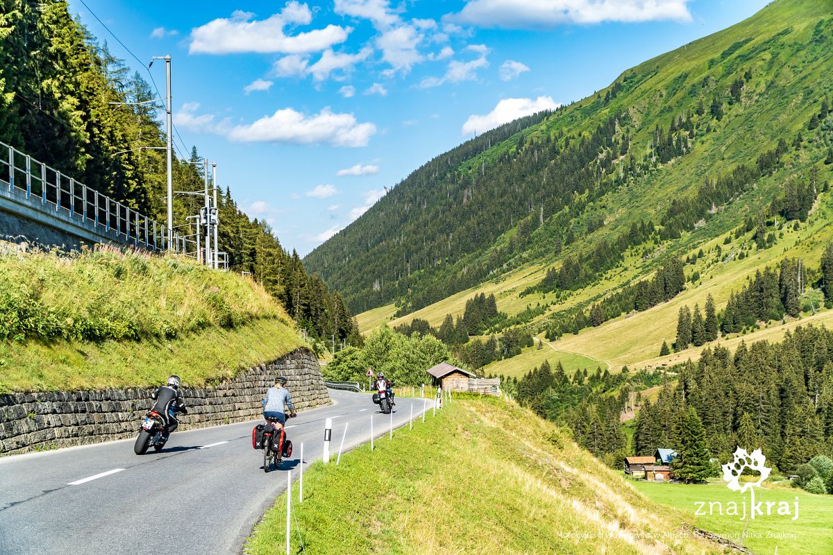 Motocykliści i rowerzyści w Alpach