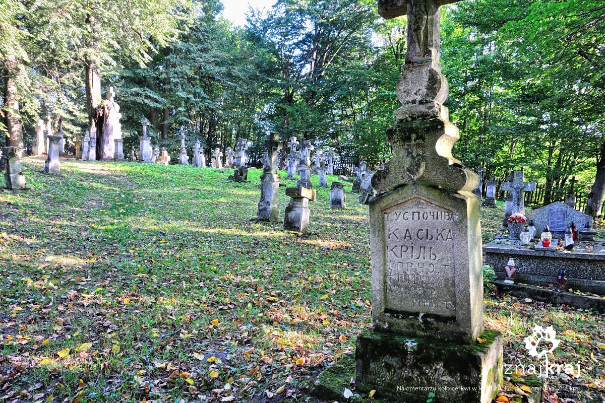 Na cmentarzu koło cerkwi w Radrużu
