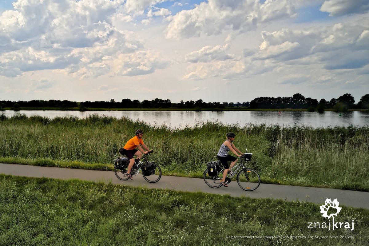 Na nadrzecznej trasie rowerowej w Niemczech
