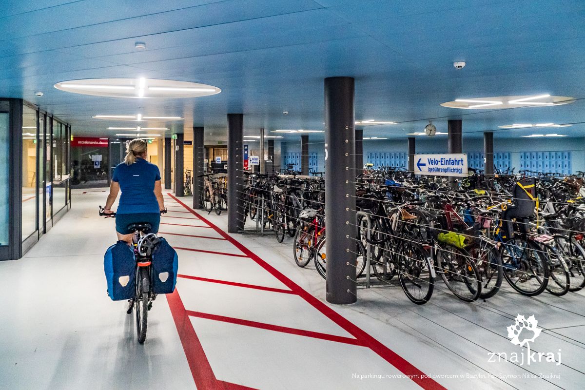Na parkingu rowerowym pod dworcem w Bazylei