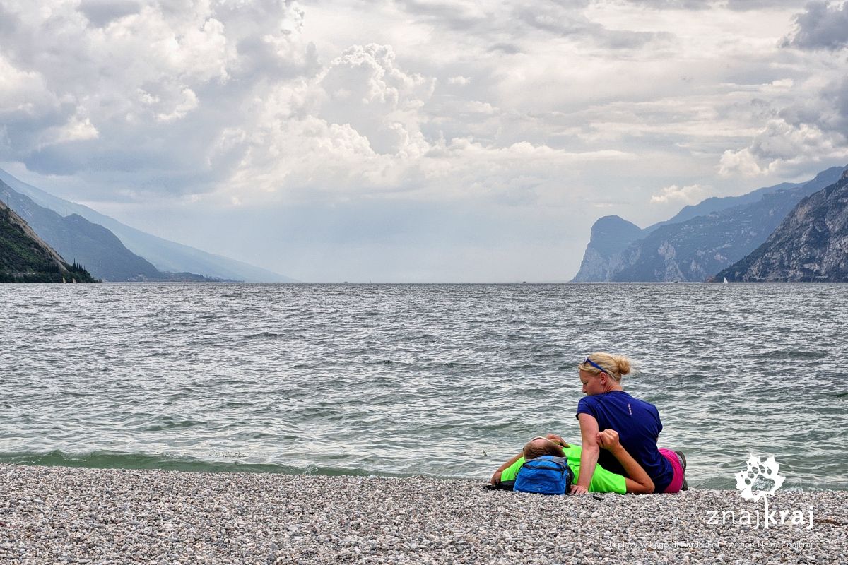 Na plaży w Lago di Garda Na plaży w Lago di Garda