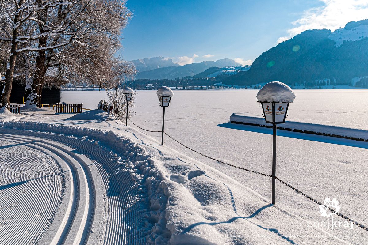 Narciarskie tory nad brzegiem jeziora Walchsee