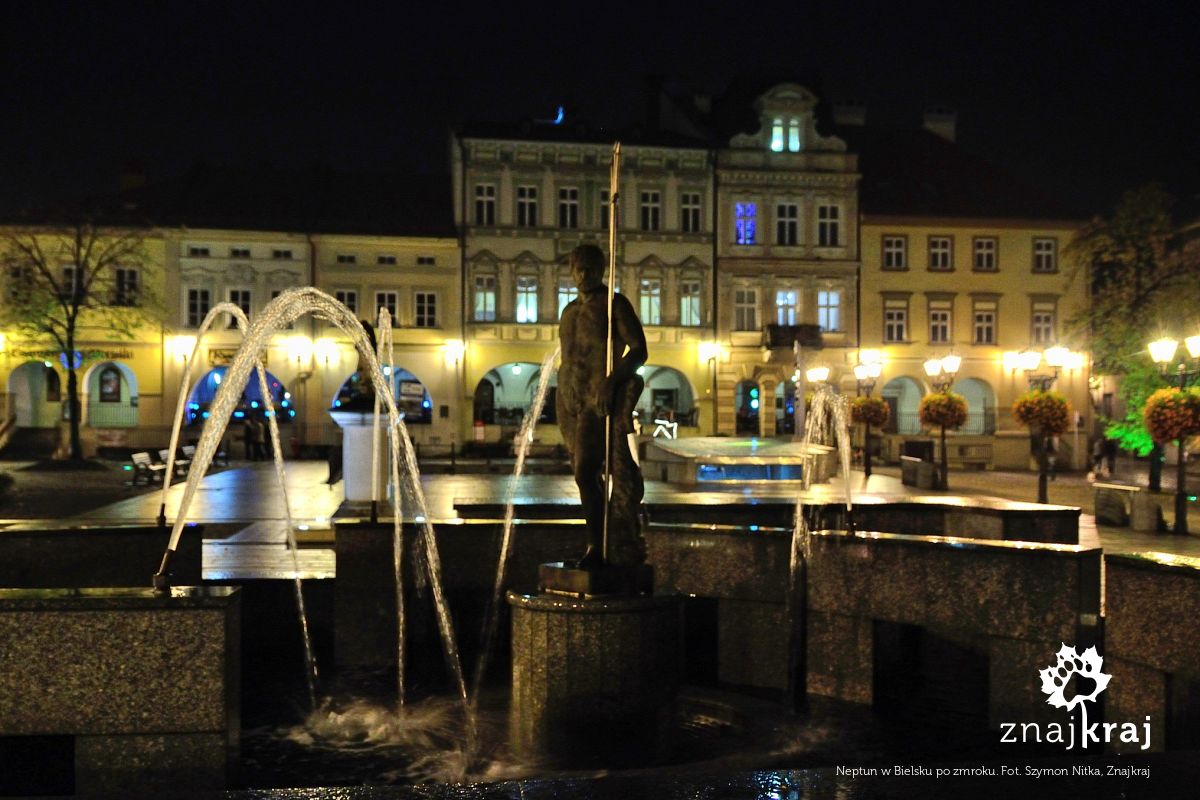 Neptun w Bielsku po zmroku Neptun w Bielsku po zmroku